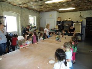 Visite en groupe de l'atelier de poterie de Gas - Miss Terre et Boule de  Terre