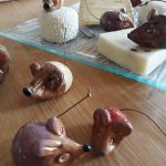 Les souris en céramique sur mon plateau de fromages