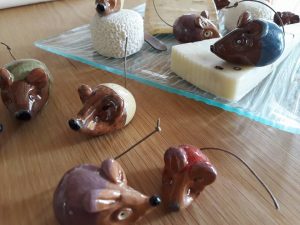 Les souris en céramique sur mon plateau de fromages