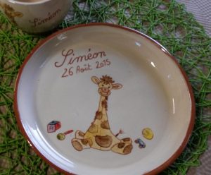 Assiette personnalisée avec un prénom et décoration girafe pour un baptême