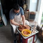 un éleve de mon cours de poterie essaye le tour de potier