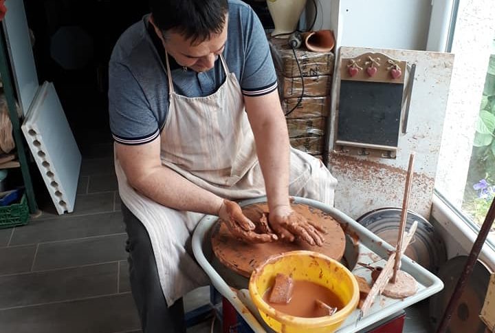 un éleve de mon cours de poterie essaye le tour de potier