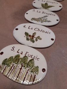 plaques de portes gite la fougère la bruyères la chênaie la futaie