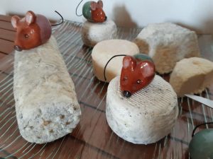 petites souris en ceramique pour decorer un plateau a fromages