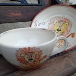 assiette et bol personnalisés pour le baptême d'un enfant: décor lion et prénom Nino
