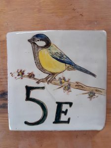 plaque numéro de maison oiseau mésange bleue