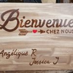 plaque de maison personnalisée en céramique aspect bois country