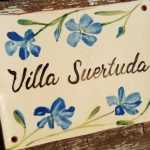 plaque de villa fleurs mauves