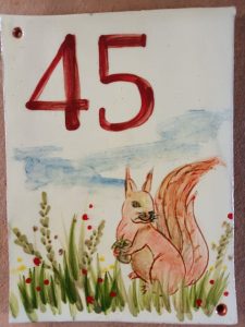 plaque numéro de rue 45 écureuil en céramique
